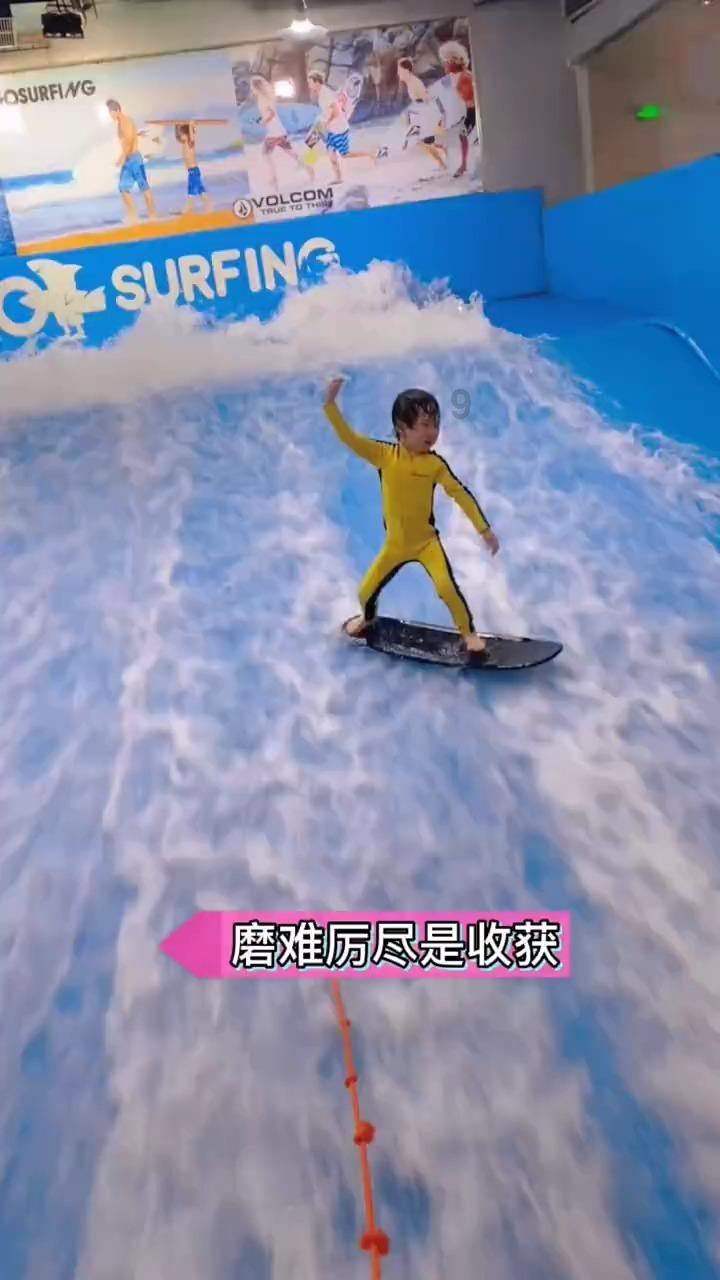 泰国一列车与卡车相撞 多人受伤